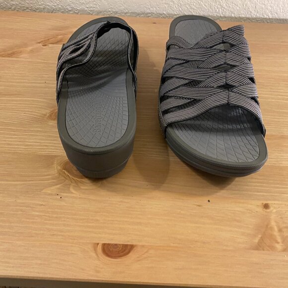 BareTraps Beverly 10M strappy sandal with 2" heel gray black. Wedge slide - Picture 5 of 6